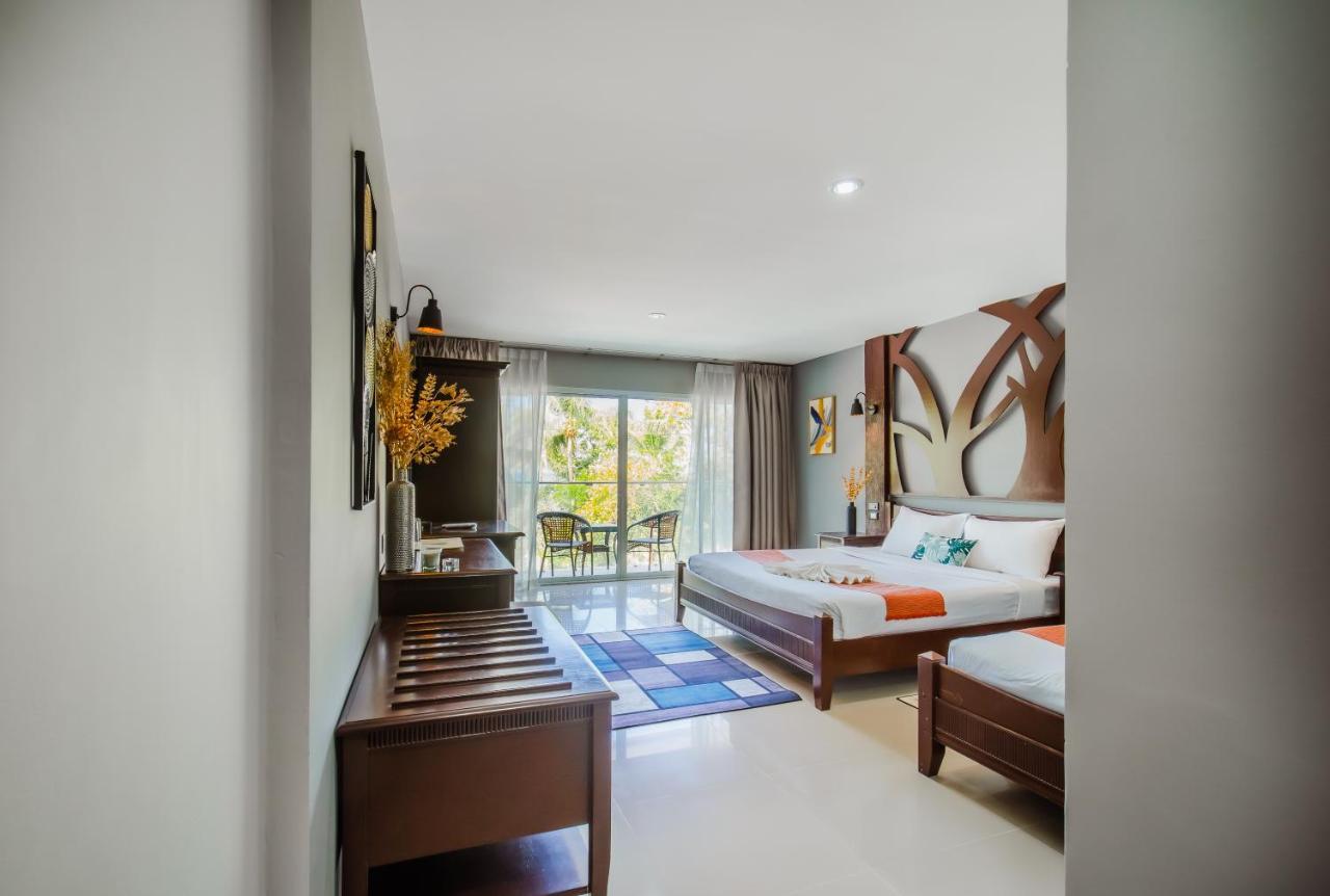 Time Out Hotel Patong Екстер'єр фото