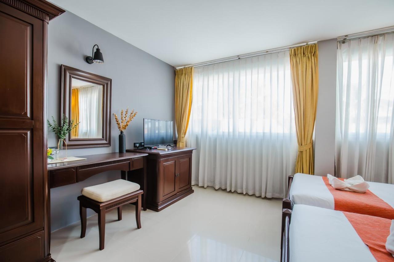 Time Out Hotel Patong Екстер'єр фото